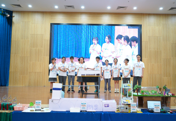 Team 5 thuyết trình về “Hệ thống thu gom và phân loại rác thải quần áo” – Giải Ba. Ảnh 9 - Team 5.JPG
