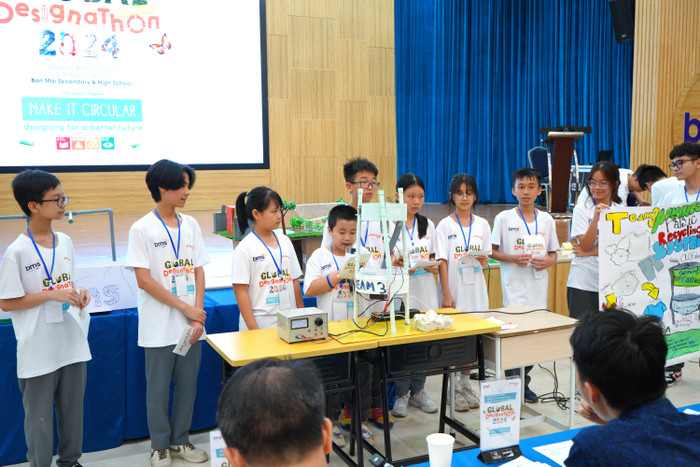 Mô hình “Hệ thống tái chế vải tiên tiến” của Team 3 được trao Giải Ba. Ảnh 8 - Team 3.JPG