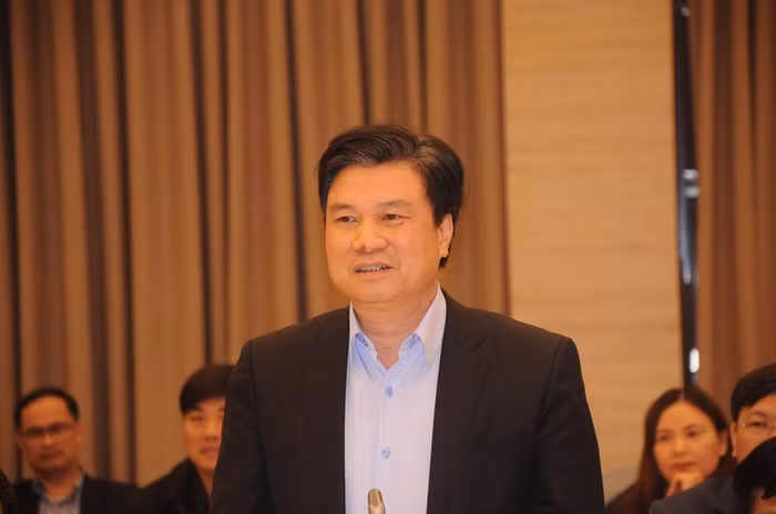 Thứ trưởng Nguyễn Hữu Độ trả lời tại họp báo. Ảnh: Vương Trần.