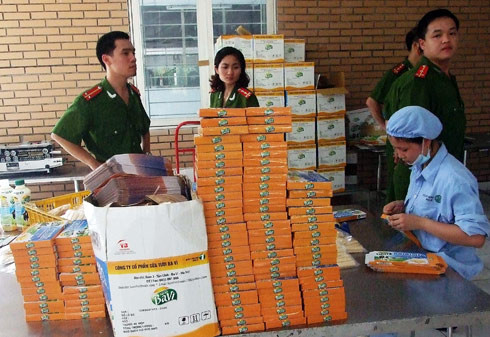 Kiểm tra cơ sở gia công cho Công ty Cổ phần sữa tươi Ba Vì, công an phát hiện nhiều nhãn mác sữa (chưa được đăng ký) có dấu hiệu tương đồng với nhãn mác của một công ty sữa có tiếng khác ở huyện Ba Vì, Hà Nội. 2 mẫu sữa ở đây cũng không đạt tiêu chuẩn về vi sinh. Ảnh: Anh Thư.