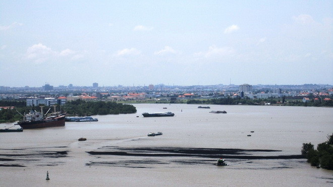 Chất màu đen nổi đầy trên sông. Ảnh: Đại Việt. Chất màu đen nổi đầy trên sông. Ảnh: Đại Việt.