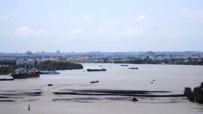 Chất màu đen nổi đầy trên sông. Ảnh: Đại Việt. Chất màu đen nổi đầy trên sông. Ảnh: Đại Việt.