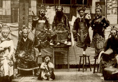 Những nghệ nhân tuồng.