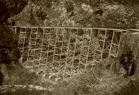 Cây cầu trên tuyến đường sắt Vân Nam - Bắc Kỳ.