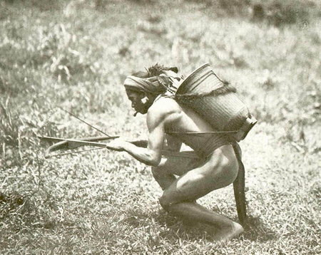 Người Stiêng săn bắn bằng nỏ.