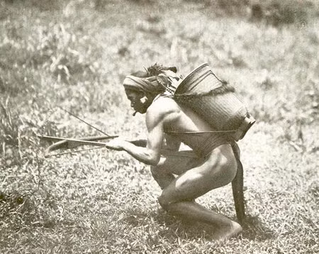 Người Stiêng săn bắn bằng nỏ.