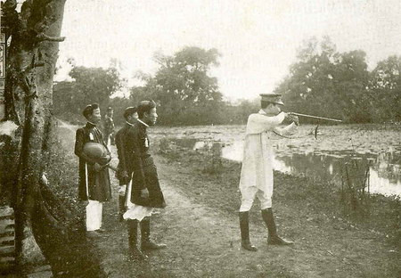 Vua Khải Định trong một buổi đi săn.