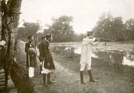 Vua Khải Định trong một buổi đi săn.