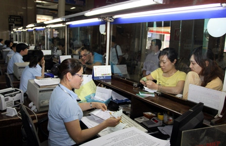 Hành khách mua vé tập thể nếu trả vé, đổi vé trước giờ tàu chạy 72 giờ sẽ bị khấu trừ 10%. Ảnh: Thế Duyệt/TTXVN. Hành khách mua vé tập thể nếu trả vé, đổi vé trước giờ tàu chạy 72 giờ sẽ bị khấu trừ 10%. Ảnh: Thế Duyệt/TTXVN.