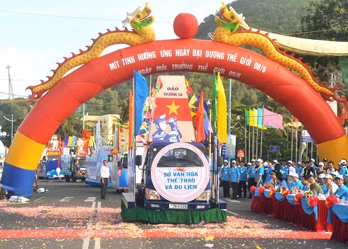 Diễu hành xe hoa trong mít tinh hưởng ứng Ngày Môi trường thế giới và Ngày Đại dương thế giới sáng 5/6 tại Vũng Tàu. Ảnh: Trí Tín/ VnExpress.