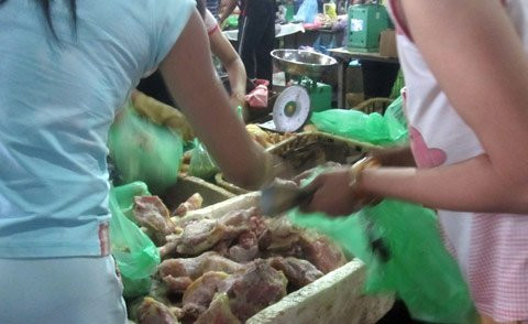 Khách hàng nhao nhao nhặt mua đùi gà đông lạnh. Khách hàng nhao nhao nhặt mua đùi gà đông lạnh.