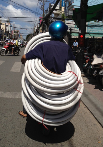 Thợ máy lạnh làm "xiếc" trên đường Tô Hiến Thành, quận 10, TP. HCM. Ảnh: Chu Chu. Thợ máy lạnh làm "xiếc" trên đường Tô Hiến Thành, quận 10, TP. HCM. Ảnh: Chu Chu.