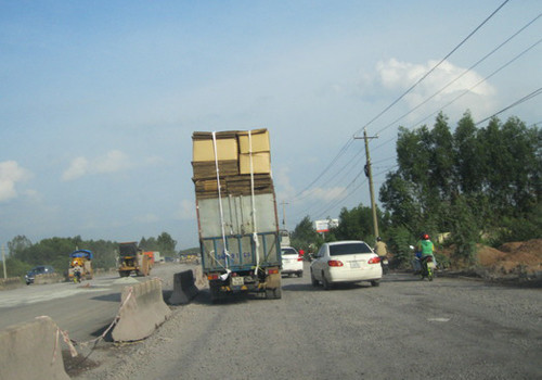 Chở hàng siêu cồng kềnh. Ảnh: Vu Thanh Tu. Chở hàng siêu cồng kềnh. Ảnh: Vu Thanh Tu.