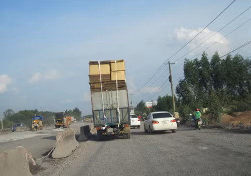 Chở hàng siêu cồng kềnh. Ảnh: Vu Thanh Tu. Chở hàng siêu cồng kềnh. Ảnh: Vu Thanh Tu.