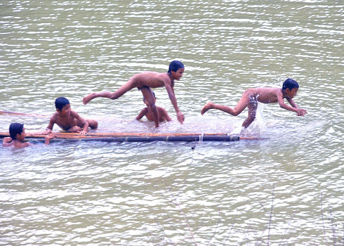 Khoảnh khắc hạnh phúc đơn sơ của trẻ em xã Trà Phong, huyện Tây Trà, trong buổi chiều hè.