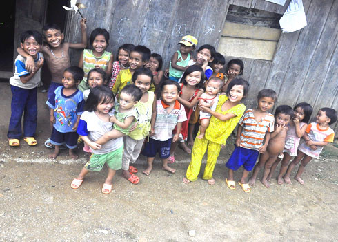 Cuộc sống dẫu khó nghèo, thiếu thốn nhưng trẻ thơ ở huyện miền núi Tây Trà vẫn giữ nét hồn nhiên.