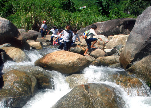 Học trò nhỏ băng rừng, vượt suối chảy xiết đến trường ở huyện miền núi Sơn Tây.