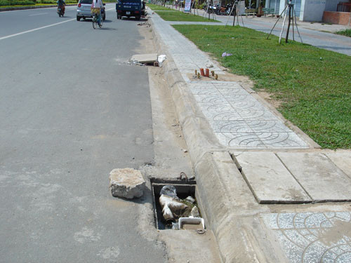 Nắp hố ga bị lấy cắp gây nguy hiểm cho người đi đường.