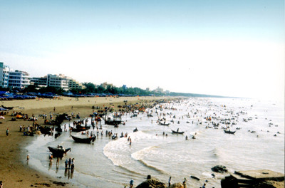 Tán gẫu trong chiều mưa với 17 cô gái bán hoa ở Đồ Sơn. Ảnh minh họa: Bãi biển Đồ Sơn. Nguồn: Internet. Tán gẫu trong chiều mưa với 17 cô gái bán hoa ở Đồ Sơn. Ảnh minh họa: Bãi biển Đồ Sơn. Nguồn: Internet.