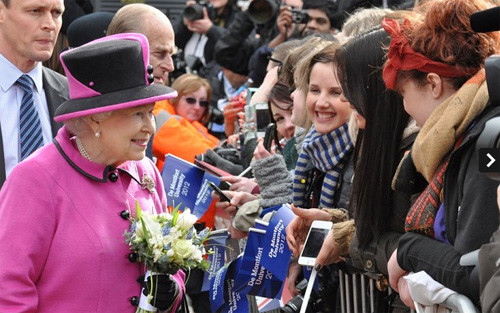 Nữ hoàng Anh trong sự chào đón của các sinh viên trường Đại học De Montfort tại Leicester hôm 8/3/2012. Ảnh: Telegraph.