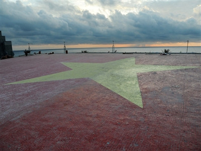 Quốc kỳ khổng lồ bằng gốm tại Trường Sa.