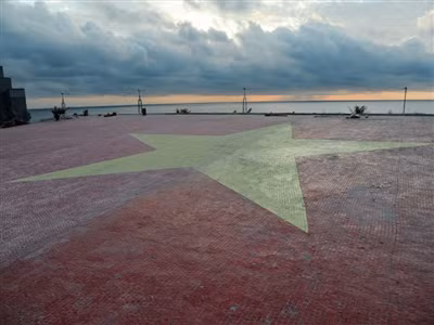 Quốc kỳ khổng lồ bằng gốm tại Trường Sa. Quốc kỳ khổng lồ bằng gốm tại Trường Sa.