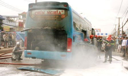 Chiếc xe khách phát cháy từ phía sau. Chiếc xe khách phát cháy từ phía sau.