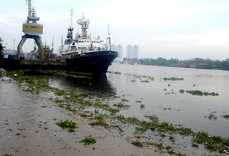 Sông Sài Gòn đang bị ô nhiễm nặng. Ảnh: Vĩnh Phú/ VnExpress.