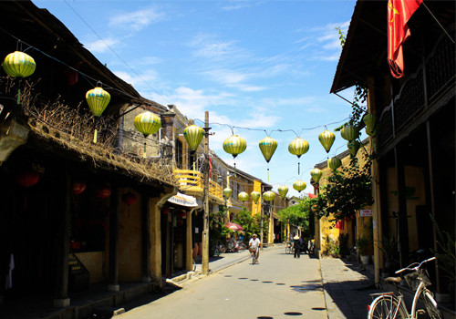 Đèn lồng treo trên từng dãy phố. Đèn lồng treo trên từng dãy phố.