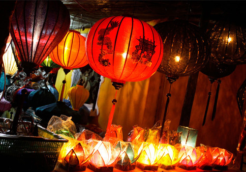 Đèn lồng được rất nhiều du khách lựa chọn làm vật lưu niệm khi tới Hội An. Đèn lồng được rất nhiều du khách lựa chọn làm vật lưu niệm khi tới Hội An.