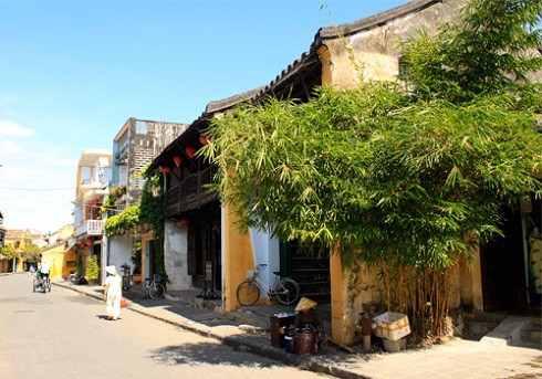 Một góc phố cổ rêu phong. Một góc phố cổ rêu phong.