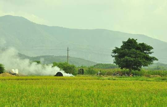 Khói lam chiều, kết thúc một ngày làm việc vất vả của bà con nông dân nơi đây.
