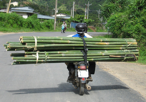 Xe chở cồng kềnh chiếm gần hết con đường. Ảnh: Vũ Văn Long.