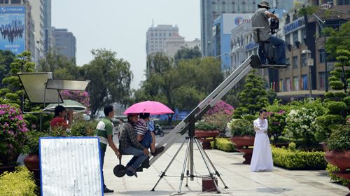 Và đây là cô ca sĩ ở TPHCM đang tạo dáng hát trong khi đoàn làm phim của cô đang thu hình.