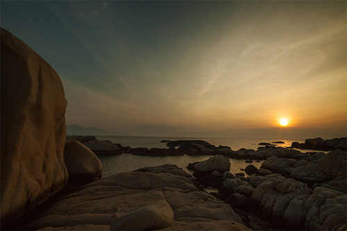 Ngắm nhìn hoàng hôn từ cầu tàu hoặc bình minh trên trên cái bãi đá ven biển sẽ mang lại cho bạn những cảm xúc khó quên. Ảnh: Hoàng hôn trên Cù Lao Câu. Ngắm nhìn hoàng hôn từ cầu tàu hoặc bình minh trên trên cái bãi đá ven biển sẽ mang lại cho bạn những cảm xúc khó quên. Ảnh: Hoàng hôn trên Cù Lao Câu.