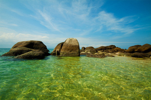 Vào lúc ban trưa, màu vàng của nắng, màu xanh của nước biển hòa quyện lẫn nhau khiến bạn chỉ muốn lao mình xuống vùng vẫy thật thỏa thê. Vào lúc ban trưa, màu vàng của nắng, màu xanh của nước biển hòa quyện lẫn nhau khiến bạn chỉ muốn lao mình xuống vùng vẫy thật thỏa thê.