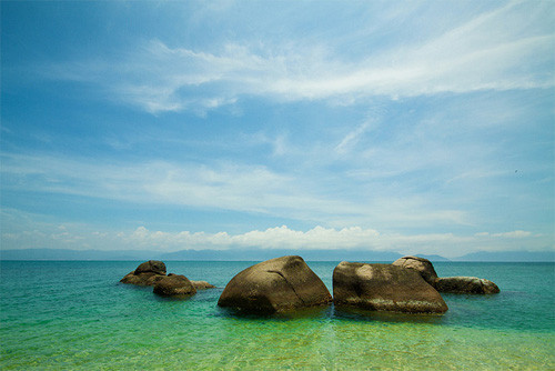 Đây là một điểm du lịch không mới nhưng vẫn luôn thu hút mọi người bởi vẻ đẹp rất riêng của mình. Ảnh: Nước biển trong veo in nền trời xanh. Đây là một điểm du lịch không mới nhưng vẫn luôn thu hút mọi người bởi vẻ đẹp rất riêng của mình. Ảnh: Nước biển trong veo in nền trời xanh.