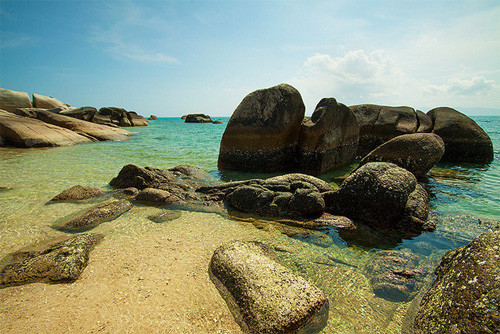 Sở hữu làn nước biển trong veo cùng các bãi đá trải dài với các hình dạng kì thú, Cù Lao Câu dường như đẹp trong mọi thời điểm. Sở hữu làn nước biển trong veo cùng các bãi đá trải dài với các hình dạng kì thú, Cù Lao Câu dường như đẹp trong mọi thời điểm.