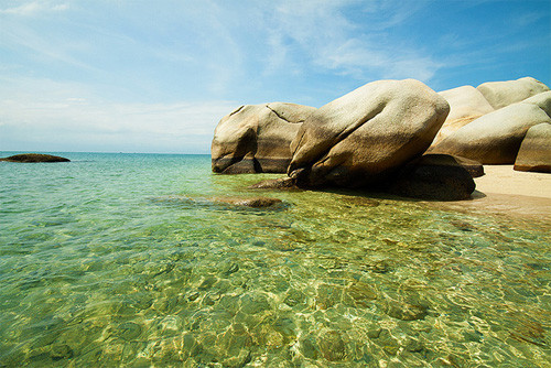 Ở đó không có sự ồn ào, náo nhiệt hay hơi thở của cuộc sống đô thị, chỉ có trời, biển và đá. Ảnh: Những hòn đá hiện diện khắp nơi. Ở đó không có sự ồn ào, náo nhiệt hay hơi thở của cuộc sống đô thị, chỉ có trời, biển và đá. Ảnh: Những hòn đá hiện diện khắp nơi.