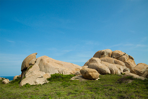 Hẳn ai cũng từng thắc mắc mình nên đi đâu vào dịp cuối tuần? Nếu ở Sài Gòn, có lẽ Cù Lao Câu là một địa điểm lý thú dành cho các bạn yêu biển và thích sự hoang sơ. Ảnh: Những bãi đá mang lại vẻ bí hiểm cho vùng đất này. Hẳn ai cũng từng thắc mắc mình nên đi đâu vào dịp cuối tuần? Nếu ở Sài Gòn, có lẽ Cù Lao Câu là một địa điểm lý thú dành cho các bạn yêu biển và thích sự hoang sơ. Ảnh: Những bãi đá mang lại vẻ bí hiểm cho vùng đất này.