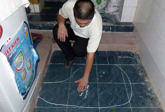 Khu vực nóng khoảng bốn miếng gạch và nhiệt xuất phát từ dưới lòng đất tỏa lên. Ảnh: T.Thái.