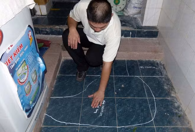 Khu vực nóng khoảng bốn miếng gạch và nhiệt xuất phát từ dưới lòng đất tỏa lên. Ảnh: T.Thái.