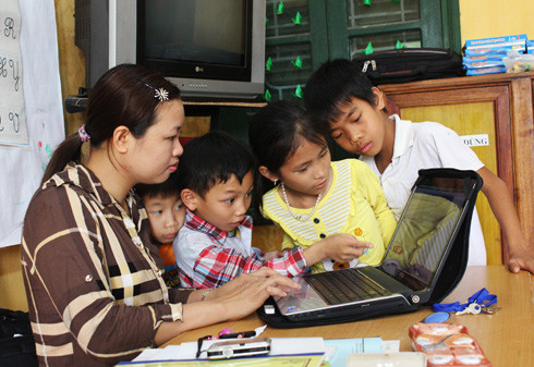 ...và bỡ ngỡ làm quen với máy tính. Cô Đinh Thị Quỳnh Nga, giáo viên bộ môn Mỹ thuật tâm sự: “Mặc dù các em bệnh như vậy nhưng rất thông minh và nghe lời giáo viên". ...và bỡ ngỡ làm quen với máy tính. Cô Đinh Thị Quỳnh Nga, giáo viên bộ môn Mỹ thuật tâm sự: “Mặc dù các em bệnh như vậy nhưng rất thông minh và nghe lời giáo viên".