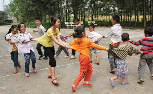 Niềm vui bạn bè xóa đi hoàn toàn sự ngăn cách tuổi tác giữa các em. Niềm vui bạn bè xóa đi hoàn toàn sự ngăn cách tuổi tác giữa các em.