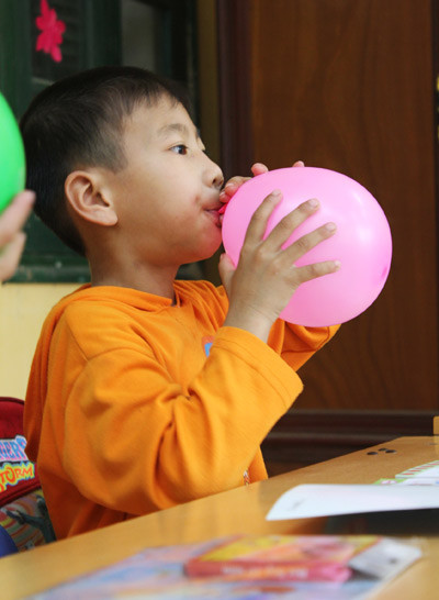 Một số tiết học, các em được chơi với bóng bay... Một số tiết học, các em được chơi với bóng bay...