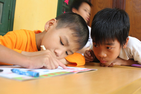 Tiến là một học sinh vẽ đẹp trong lớp nên từng nét vẽ của em được nhiều bạn trong lớp học hỏi. Tiến là một học sinh vẽ đẹp trong lớp nên từng nét vẽ của em được nhiều bạn trong lớp học hỏi.