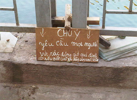 Tấm biển nhắc nhở với người biết chữ. Tấm biển nhắc nhở với người biết chữ.