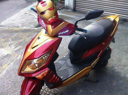 Chiếc xe của fan hâm mộ "Người Sắt" (Iron Man). Chiếc xe của fan hâm mộ "Người Sắt" (Iron Man).