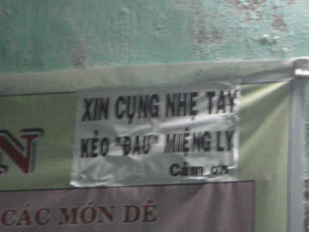 Nhắc nhở thực khách khi cụng ly. Nhắc nhở thực khách khi cụng ly.