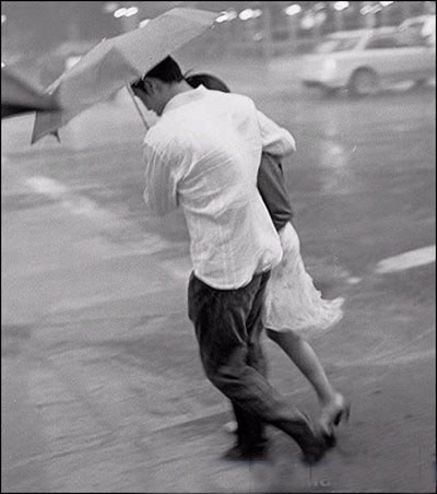 Đưa em về dưới mưa... nói năng chi cũng thừa... như mưa đời phất phơ... Ảnh minh họa: Internet. Đưa em về dưới mưa... nói năng chi cũng thừa... như mưa đời phất phơ... Ảnh minh họa: Internet.